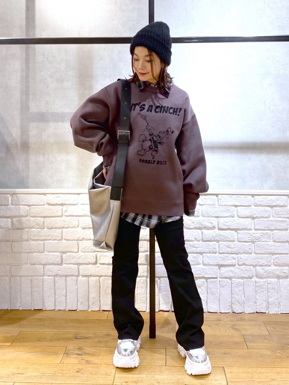 ブラック系のシャツ/ブラウス、シルバー系のトートバッグ、ブラック系のデニムパンツを着用したレディースの冬コーディネートの8枚目の写真