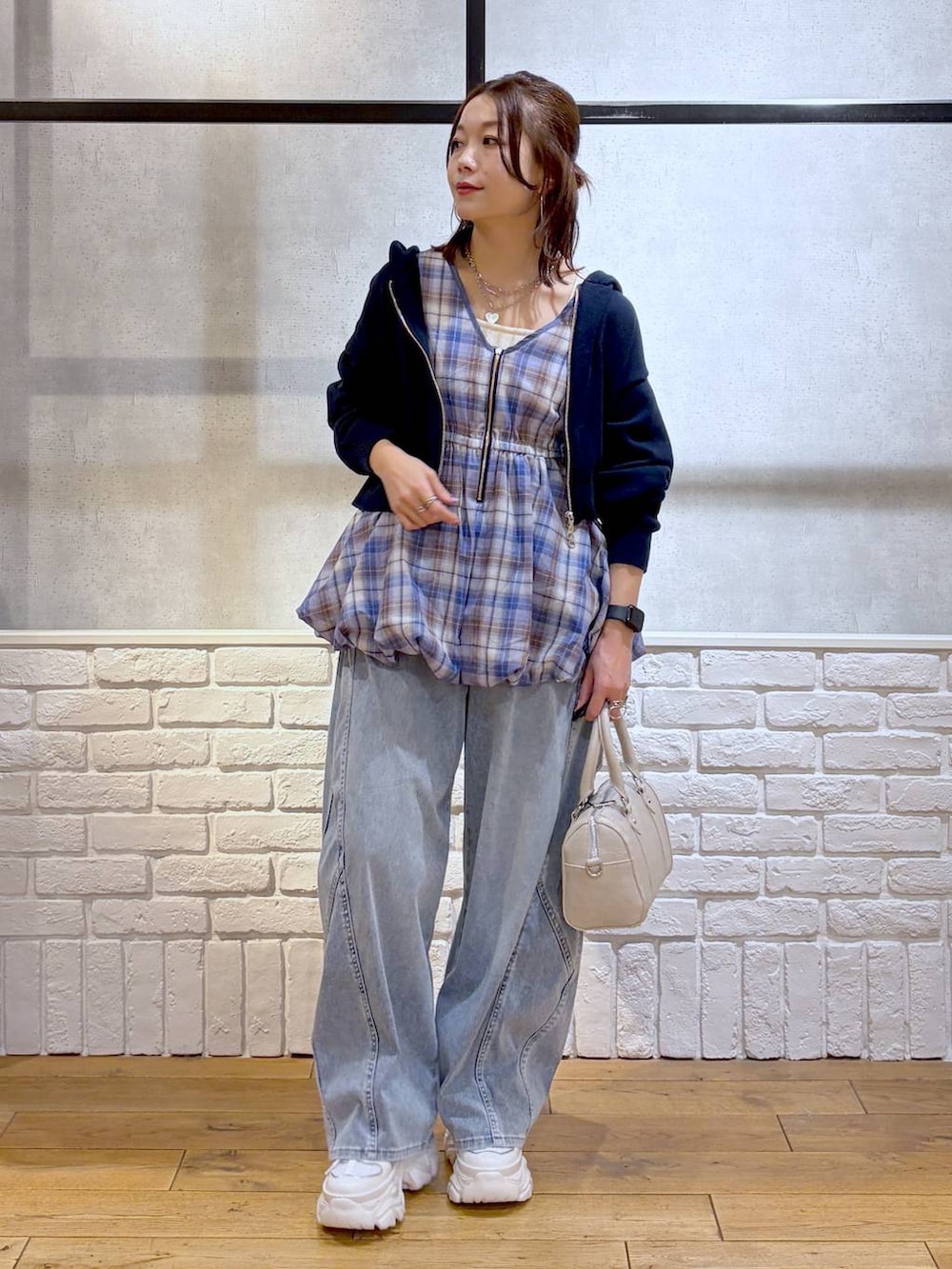 ホワイト系のスニーカー、ホワイト系のボストンバッグ、ブルー系のパーカーを着用したレディースの春コーディネートの8枚目の写真