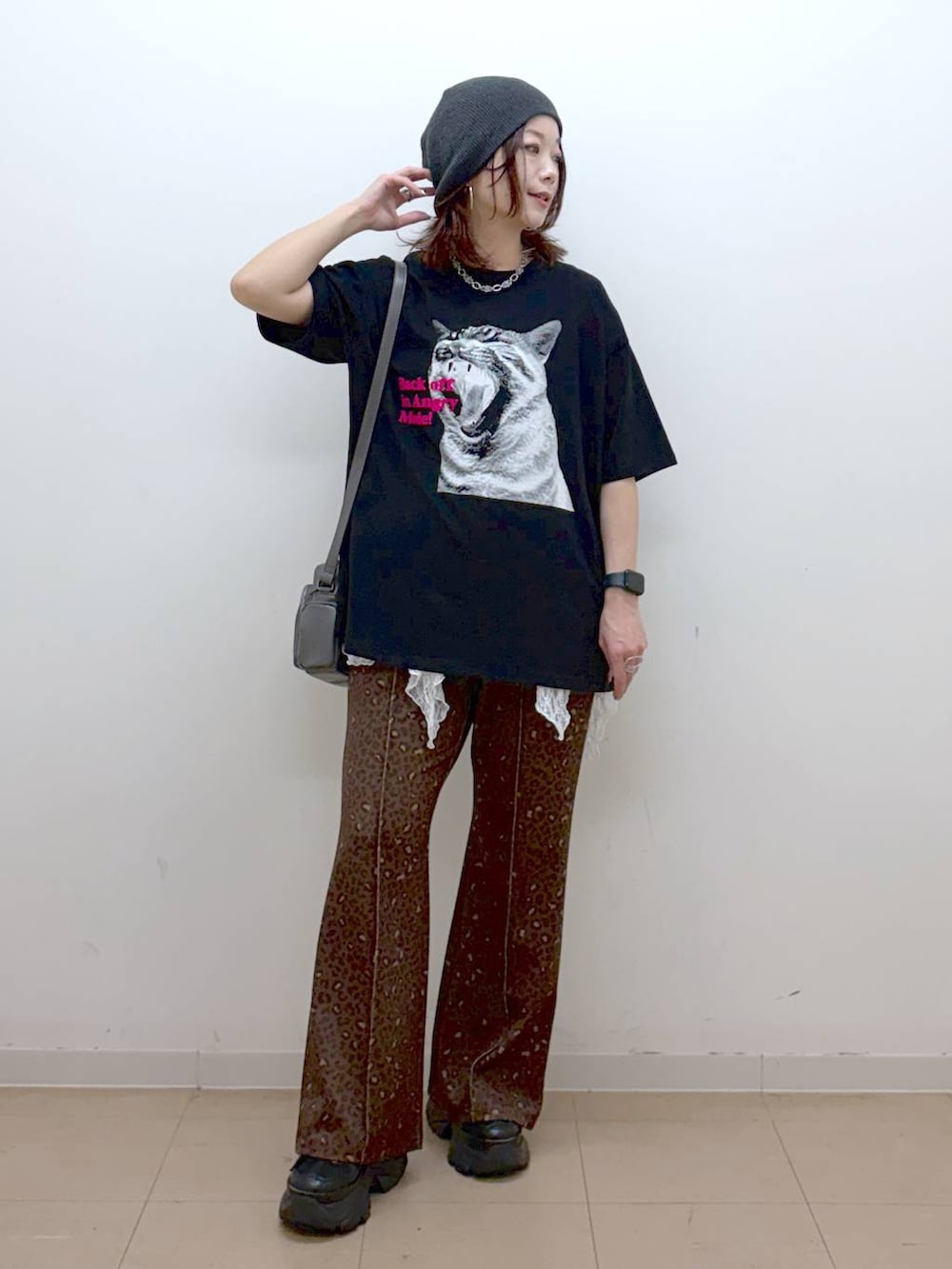 ブラック系のスニーカー、グレー系のショルダーバッグ、その他のその他パンツを着用したレディースの春コーディネートの9枚目の写真