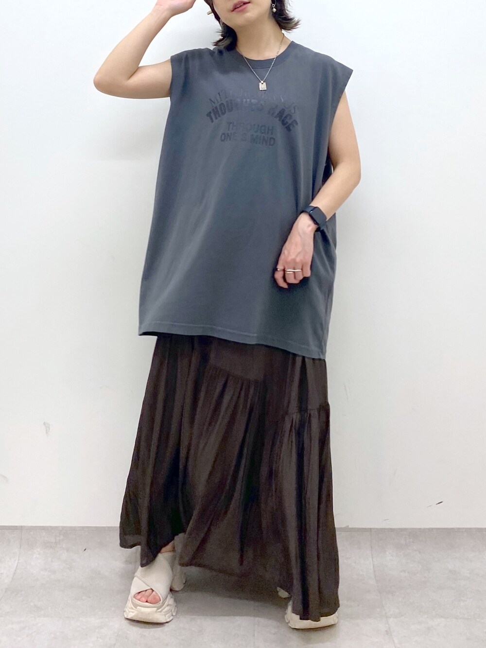 ホワイト系のサンダル、グレー系のTシャツ/カットソー、ブラウン系のワンピースを着用したレディースの夏コーディネートの6枚目の写真