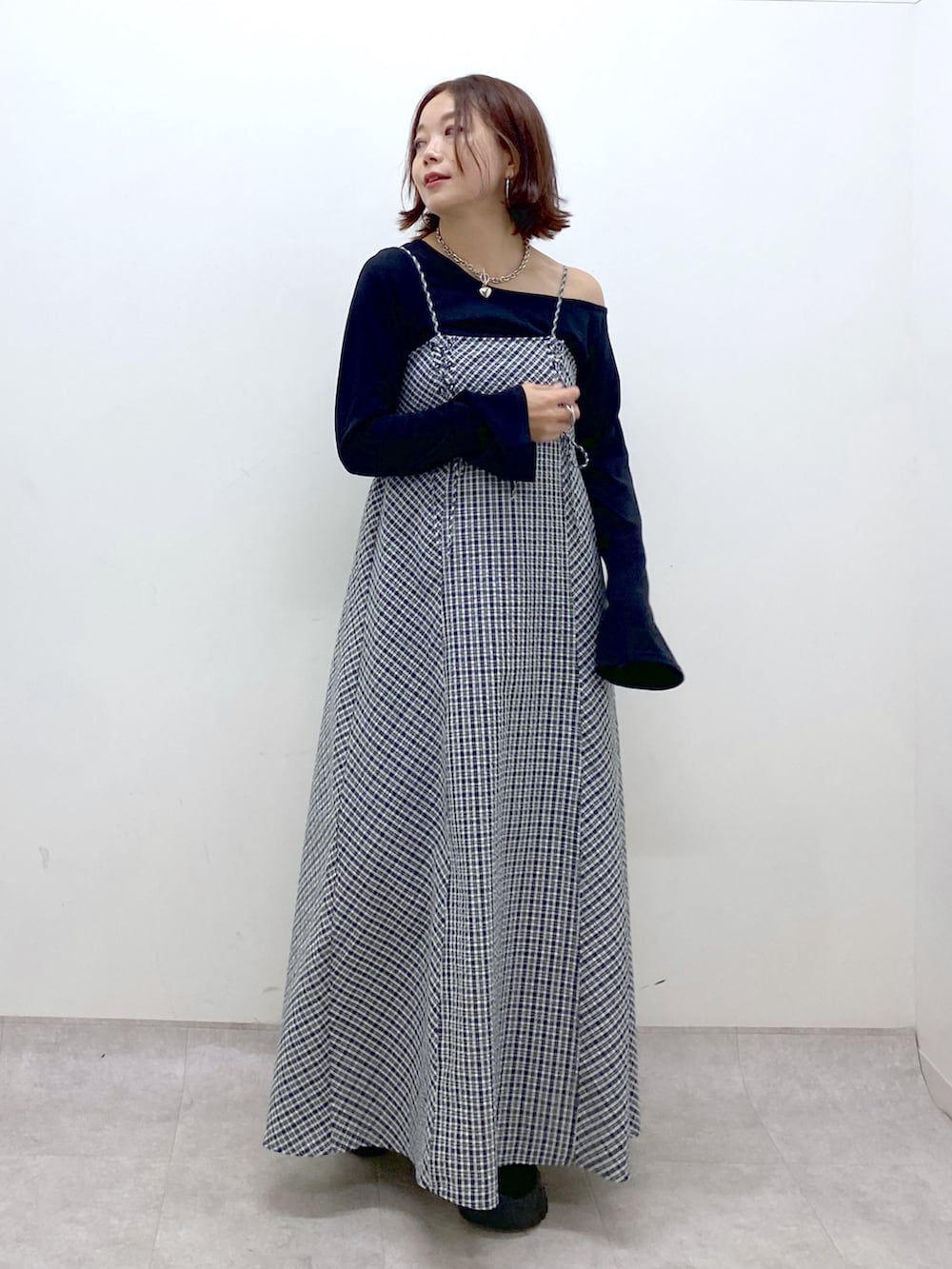 「秋服準備はじめました、お出かけコーデ、厚底シューズ、キレイめカジュアル、キャミワンピ、デートコーデ、休日スタイル、スニーカー、低身長、オトナカジュアル、秋コーデ、チェック、チェックワンピース、オフショル、モノトーン」｜「PAGEBOYのアソートチェックキャミワンピース（ワンピース、ホワイト系）」を使った、Chisaさん（レディース・154cm）の秋コーディネートの4枚目の写真