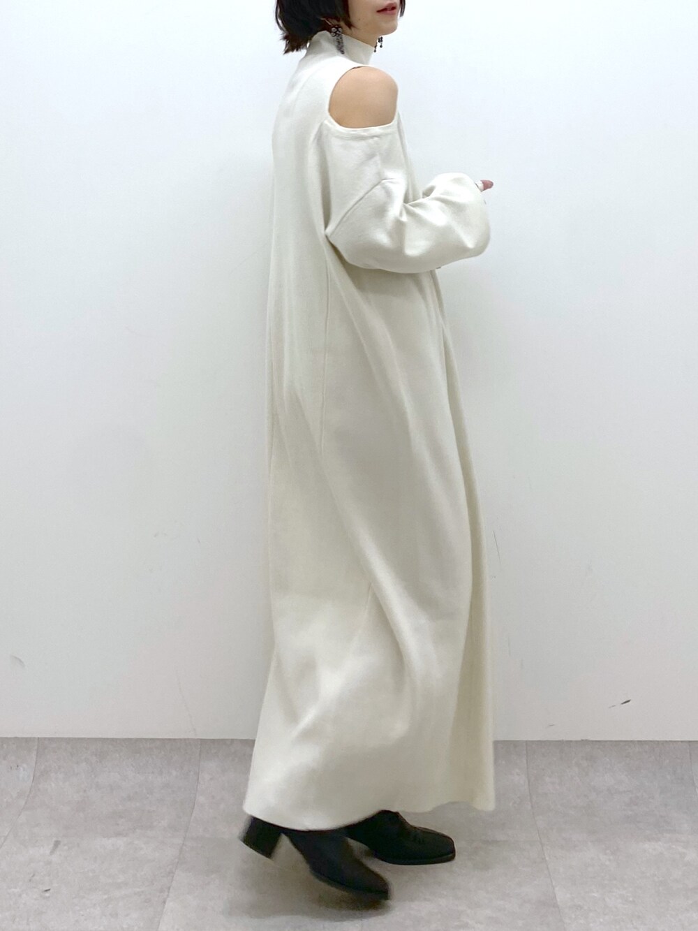 ホワイト系のワンピース、ホワイト系のボディバッグ/ウエストポーチ、ブラック系のTシャツ/カットソーを着用したレディースの冬コーディネートの3枚目の写真