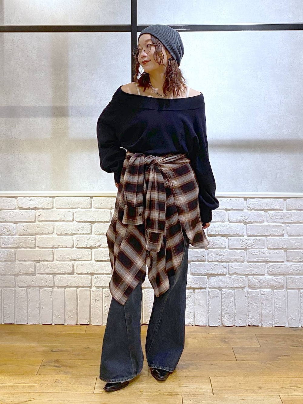 ブルー系のデニムパンツ、ブラック系のパンプス、ブラウン系のシャツ/ブラウスを着用したレディースの秋コーディネートの8枚目の写真
