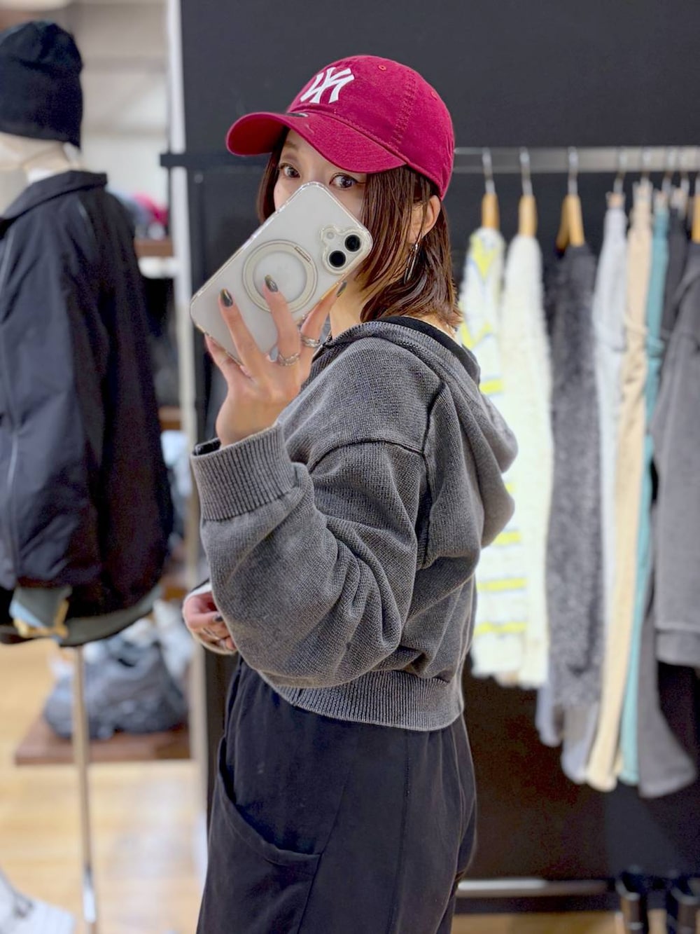 グレー系のスニーカー、ホワイト系のTシャツ/カットソー、グレー系のパーカーを着用したレディースの冬コーディネートの4枚目の写真