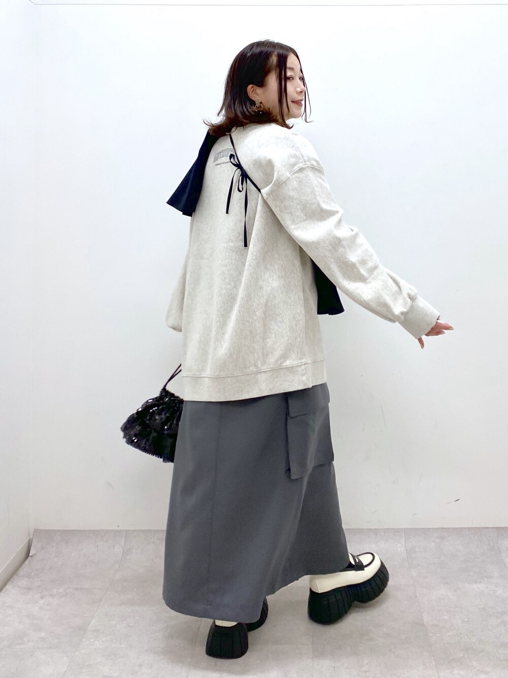 ベージュ系のスウェット、ブラック系のシャツ/ブラウス、ブラック系のショルダーバッグを着用したレディースの冬コーディネートの7枚目の写真