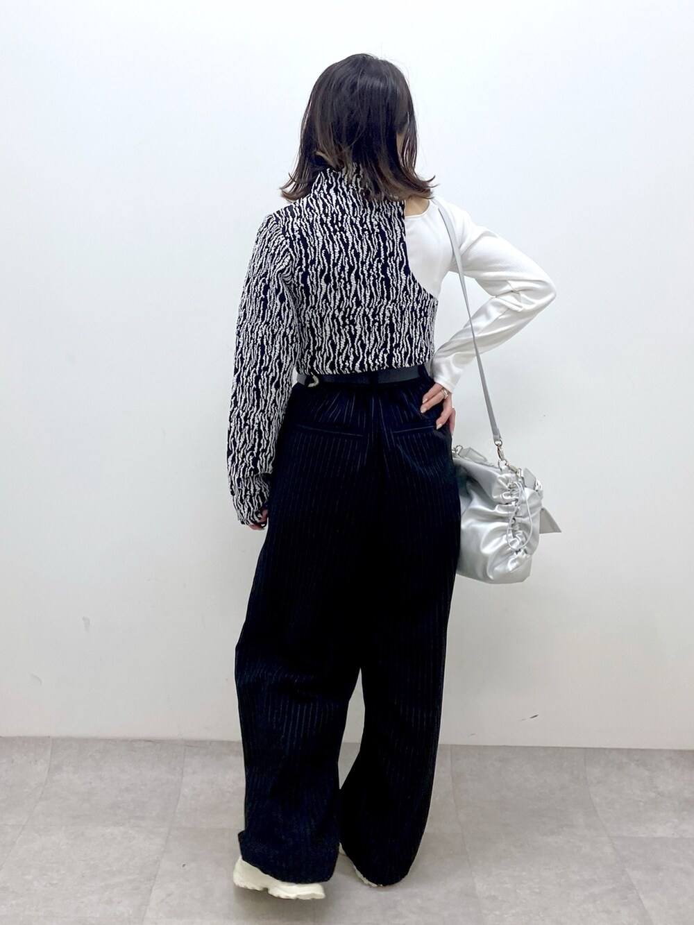 ホワイト系のTシャツ/カットソー、シルバー系のショルダーバッグ、その他のその他パンツを着用したレディースの春コーディネートの6枚目の写真