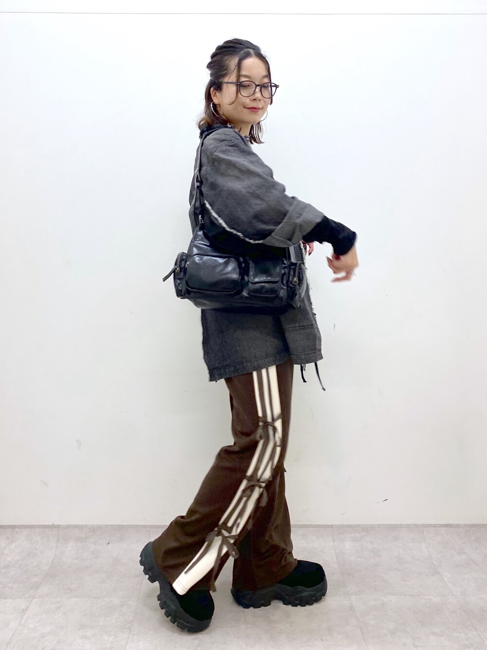 ブラウン系のその他パンツ、ブラック系のTシャツ/カットソー、ブラック系のショルダーバッグを着用したレディースの夏コーディネートの5枚目の写真