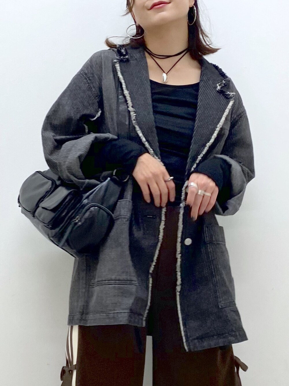 ブラウン系のその他パンツ、ブラック系のTシャツ/カットソー、ブラック系のショルダーバッグを着用したレディースの夏コーディネートの2枚目の写真