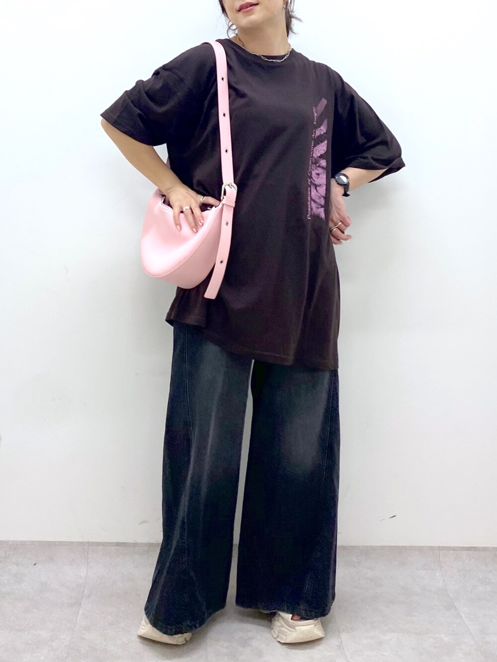 ピンク系のショルダーバッグ、ブラウン系のTシャツ/カットソー、ブラック系のデニムパンツを着用したレディースの夏コーディネートの6枚目の写真