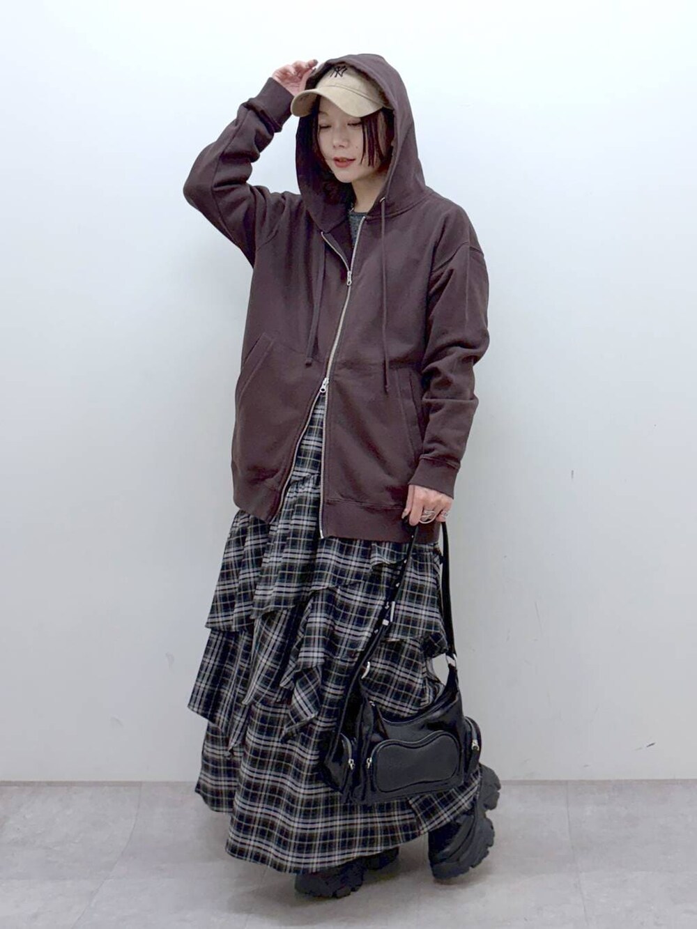 ブラック系のブーツ、シルバー系のTシャツ/カットソー、ブラウン系のパーカーを着用したレディースの冬コーディネートの4枚目の写真