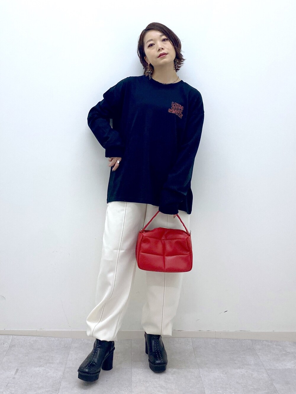 ブラック系のTシャツ/カットソー、ホワイト系のその他パンツ、ブラック系のブーツを着用したレディースの秋コーディネートの2枚目の写真