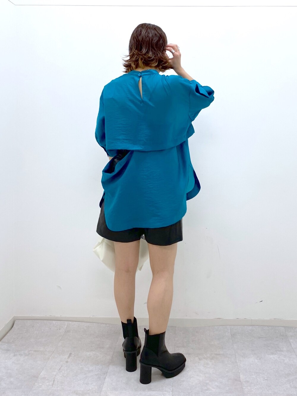 ブルー系のシャツ/ブラウス、ブラック系のパンツ、ホワイト系のバッグを着用したレディースの夏コーディネートの4枚目の写真