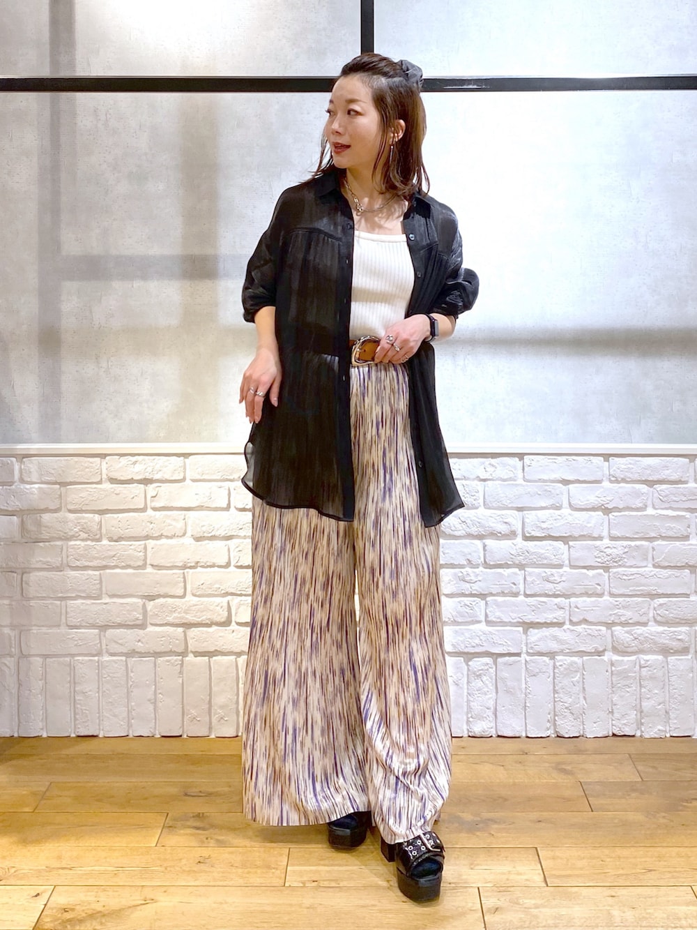 ホワイト系のタンクトップ、ブラック系のシャツ/ブラウス、パープル系のその他パンツを着用したレディースの春コーディネートの4枚目の写真