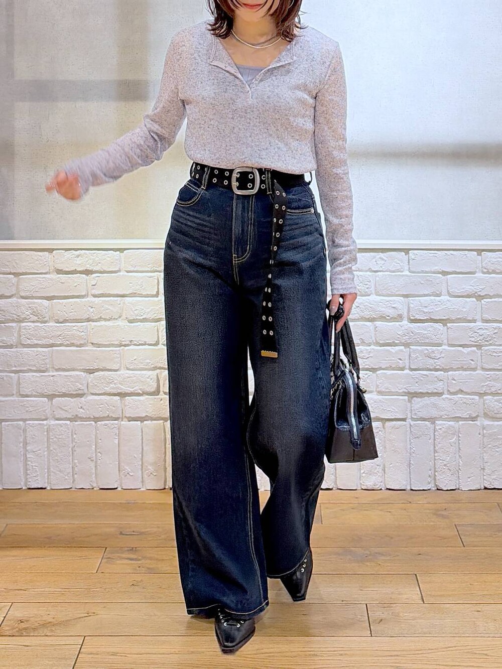 ブルー系のスラックス、ブルー系のハンドバッグ、ブルー系のタンクトップを着用したレディースの春コーディネートの3枚目の写真