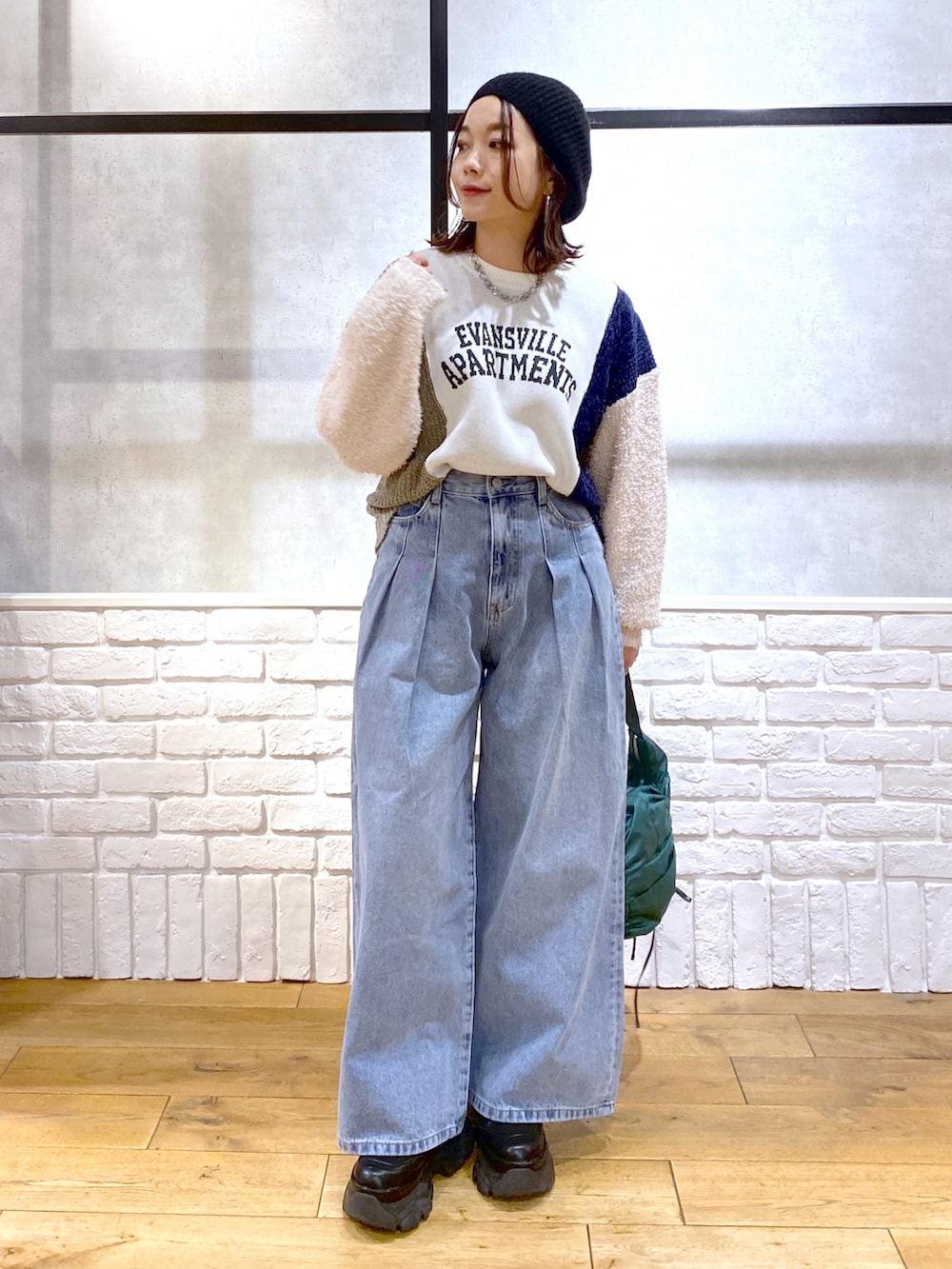 「クリスマスに着たい服、デニム、ニット帽、ニット、ブーツ、テーマパークコーデ、冬コーデ、休日スタイル、きれいめカジュアル、ショルダーバッグ、低身長、オトナカジュアル、ワイドパンツ、ショート丈トップス、ロゴニット」｜「PAGEBOYのタックデニムパンツ（デニムパンツ、ブルー系）」を使った、Chisaさん（レディース・154cm）の冬コーディネートの9枚目の写真