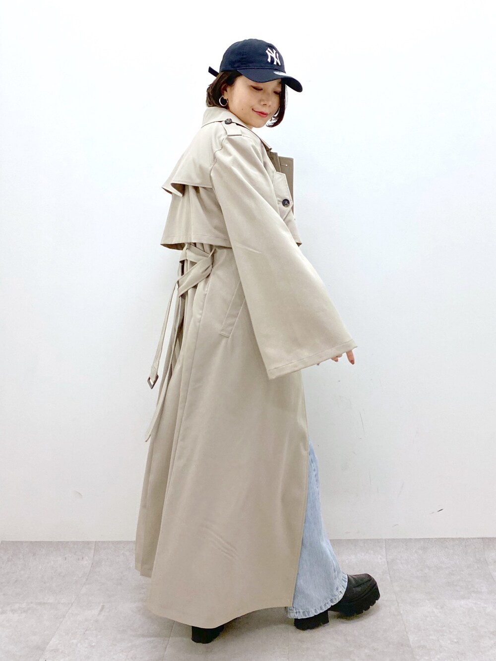 ブラック系のパンツ、ブラック系のローファー、パープル系のトップスを着用したレディースの春コーディネートの4枚目の写真