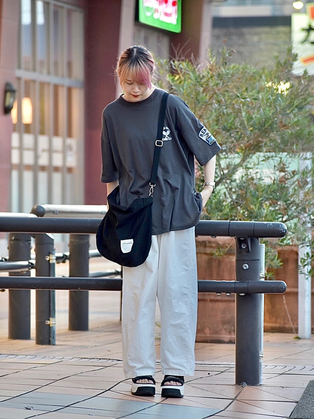 「ラクチンコーデ、今日のコーデ、パンツスタイル、モノトーン、カジュアルコーデ、ゆるコーデ、パンツコーデ、ナチュラル、シンプルコーデ、プチプラ、トートバッグ、カラー×コーデ、このスタイルがお気に入り、グレー、秋服まるっと大公開」｜「SHAKAのSHAKA/シャカ　NEO BUNGY CHUNKY（サンダル、ブラック系）」を使った、雅さん（骨格ストレート・レディース・158cm）の秋コーディネートの3枚目の写真