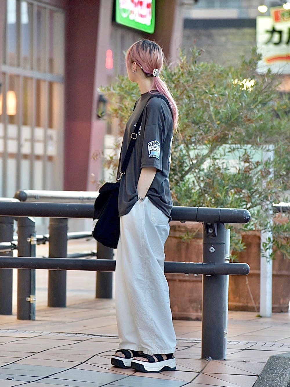 「ラクチンコーデ、今日のコーデ、パンツスタイル、モノトーン、カジュアルコーデ、ゆるコーデ、パンツコーデ、ナチュラル、シンプルコーデ、プチプラ、トートバッグ、カラー×コーデ、このスタイルがお気に入り、グレー、秋服まるっと大公開」｜「SHAKAのSHAKA/シャカ　NEO BUNGY CHUNKY（サンダル、ブラック系）」を使った、雅さん（骨格ストレート・レディース・158cm）の秋コーディネートの4枚目の写真