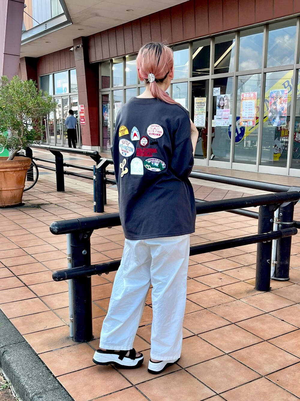 「ラクチンコーデ、今日のコーデ、パンツスタイル、モノトーン、カジュアルコーデ、ゆるコーデ、パンツコーデ、ナチュラル、シンプルコーデ、プチプラ、トートバッグ、カラー×コーデ、このスタイルがお気に入り、グレー、秋服まるっと大公開」｜「SHAKAのSHAKA/シャカ　NEO BUNGY CHUNKY（サンダル、ブラック系）」を使った、雅さん（骨格ストレート・レディース・158cm）の秋コーディネートの5枚目の写真