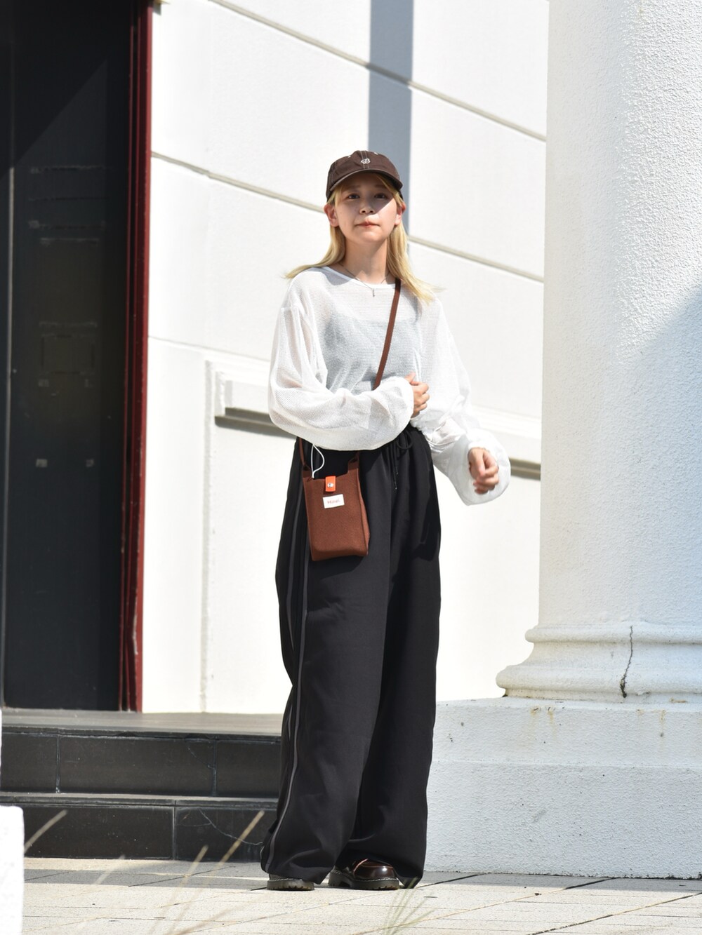 ブラウン系のローファー、ブラック系のその他パンツ、ホワイト系のTシャツ/カットソーを着用したレディースの秋コーディネートの2枚目の写真