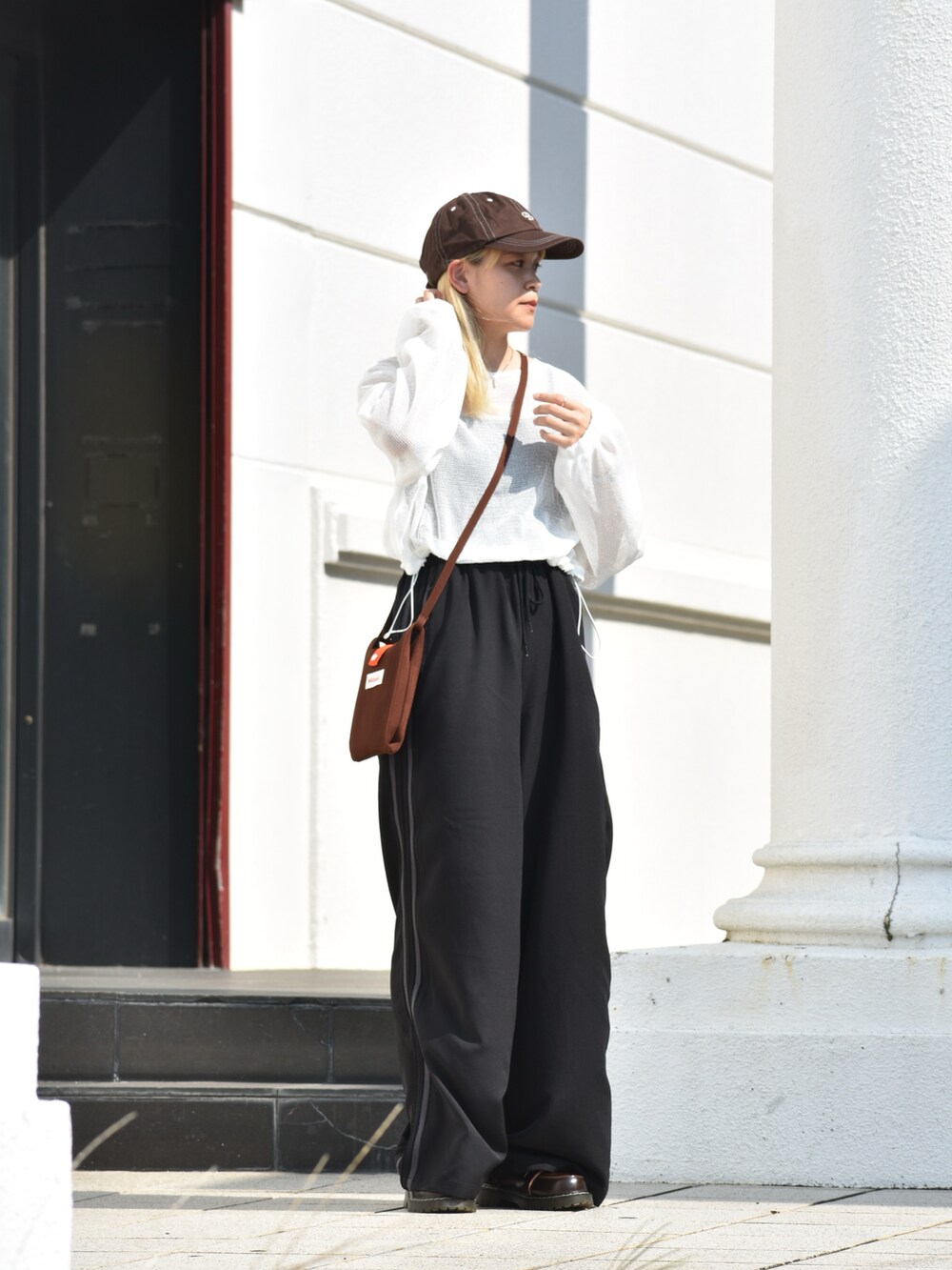 ブラウン系のローファー、ブラック系のその他パンツ、ホワイト系のTシャツ/カットソーを着用したレディースの秋コーディネートの3枚目の写真