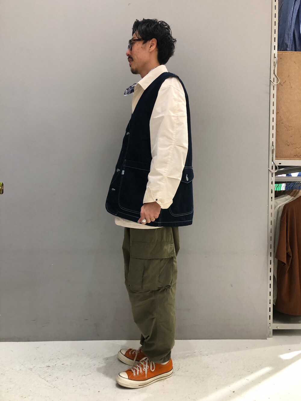 ブルー系のデニムジャケット、ホワイト系のブルゾン、ホワイト系のニット/セーターを着用したメンズの冬コーディネートの2枚目の写真