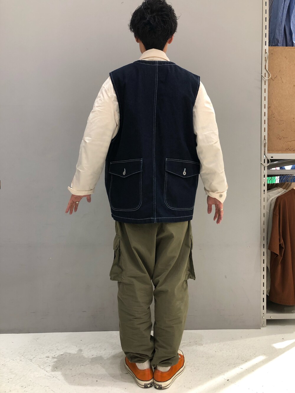 ブルー系のデニムジャケット、ホワイト系のブルゾン、ホワイト系のニット/セーターを着用したメンズの冬コーディネートの3枚目の写真