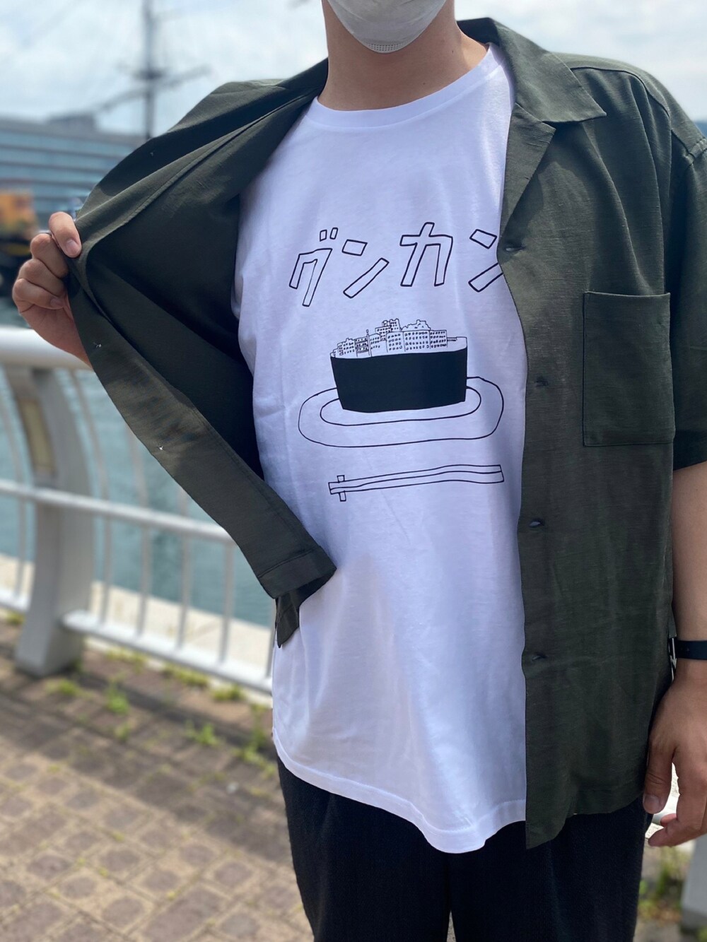 グレー系のその他パンツ、ブラック系のローファー、グリーン系のシャツ/ブラウスを着用したメンズの春コーディネートの2枚目の写真