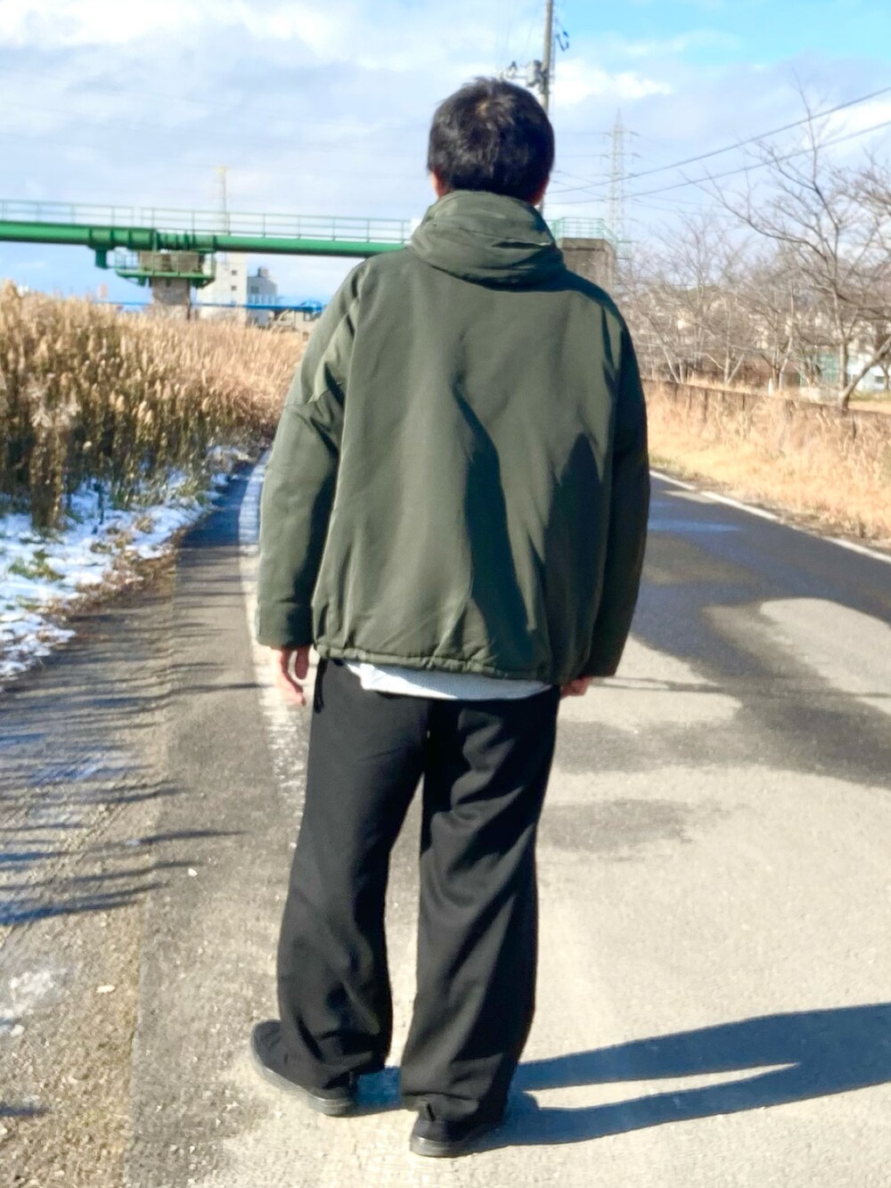 ブラック系のその他パンツ、ブラック系のローファー、ブラウン系のニット/セーターを着用したメンズの冬コーディネートの2枚目の写真