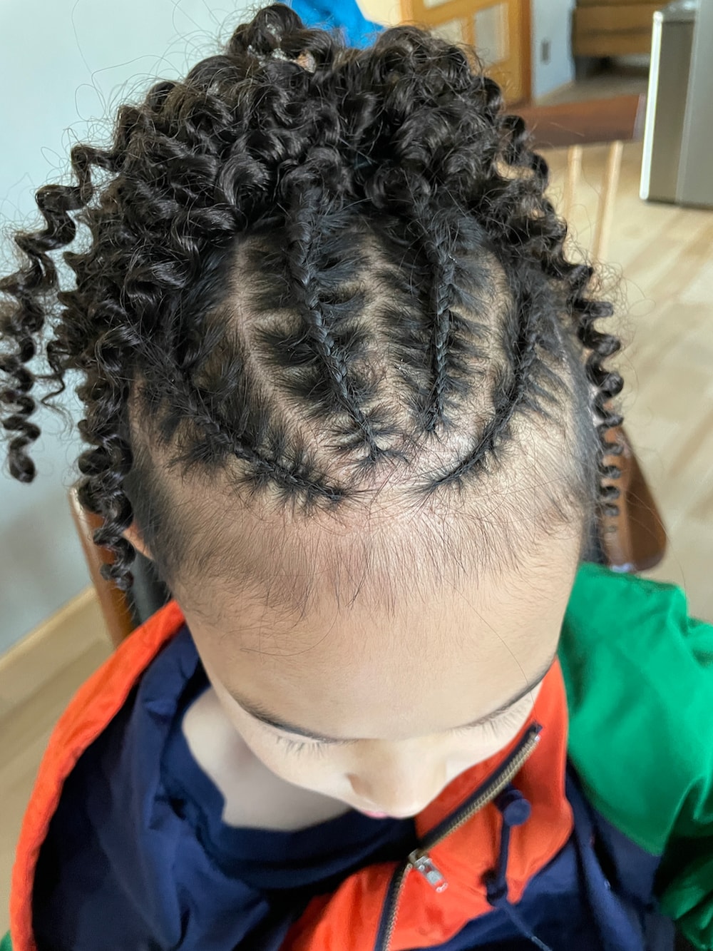 ホワイト系のスニーカー、ブルー系のその他パンツ、ブルー系のナイロンジャケットを着用したキッズの冬コーディネートの2枚目の写真