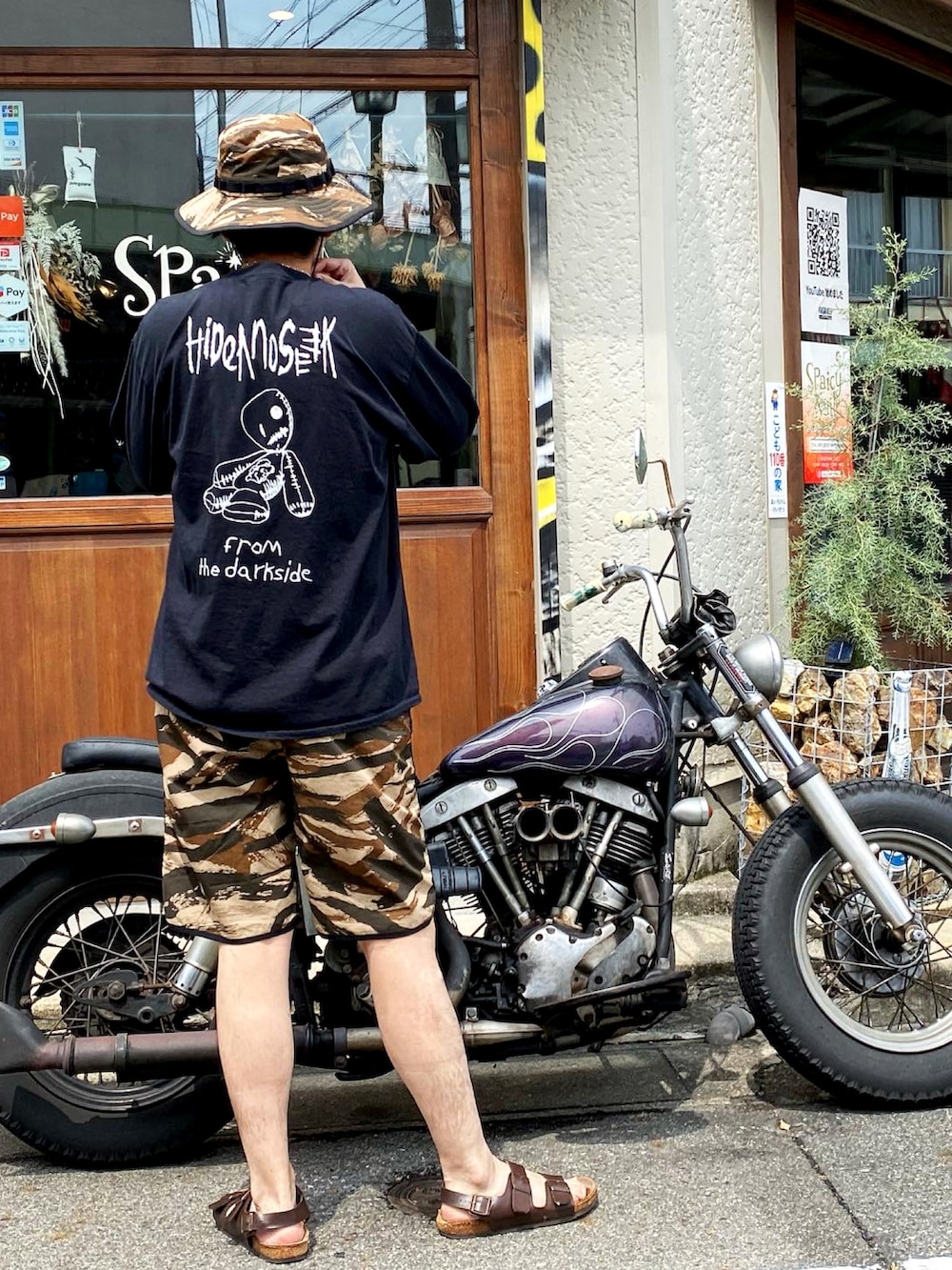 ブラック系のTシャツ/カットソー、その他のパンツを着用したメンズの夏コーディネートの3枚目の写真