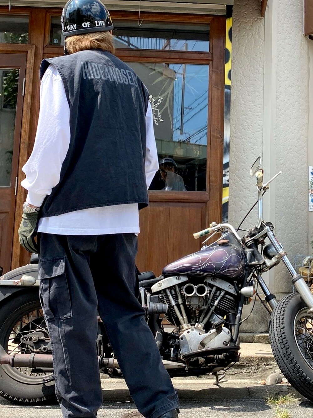 ブラック系のベストを着用したメンズの秋コーディネートの4枚目の写真