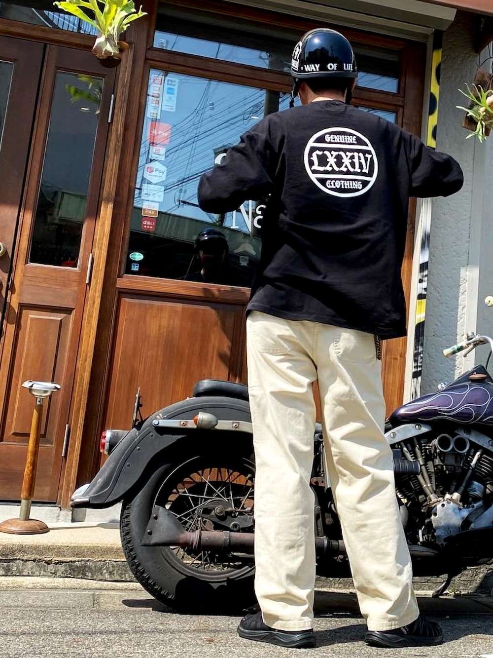 ブラック系のTシャツ/カットソーを着用したメンズの春コーディネートの2枚目の写真