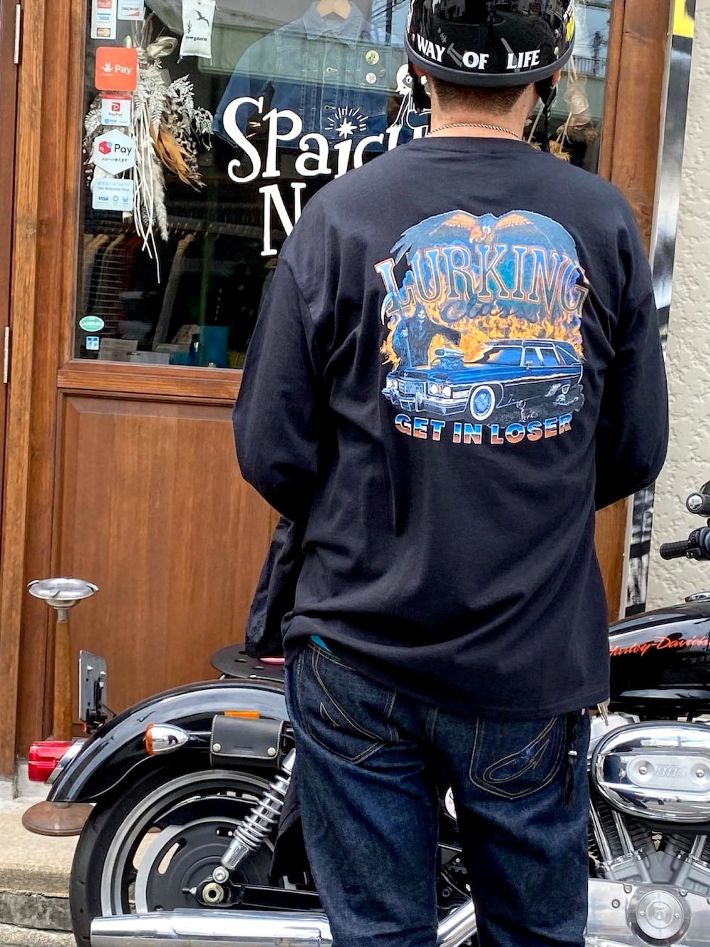 ブラック系のTシャツ/カットソーを着用したメンズの秋コーディネートの2枚目の写真