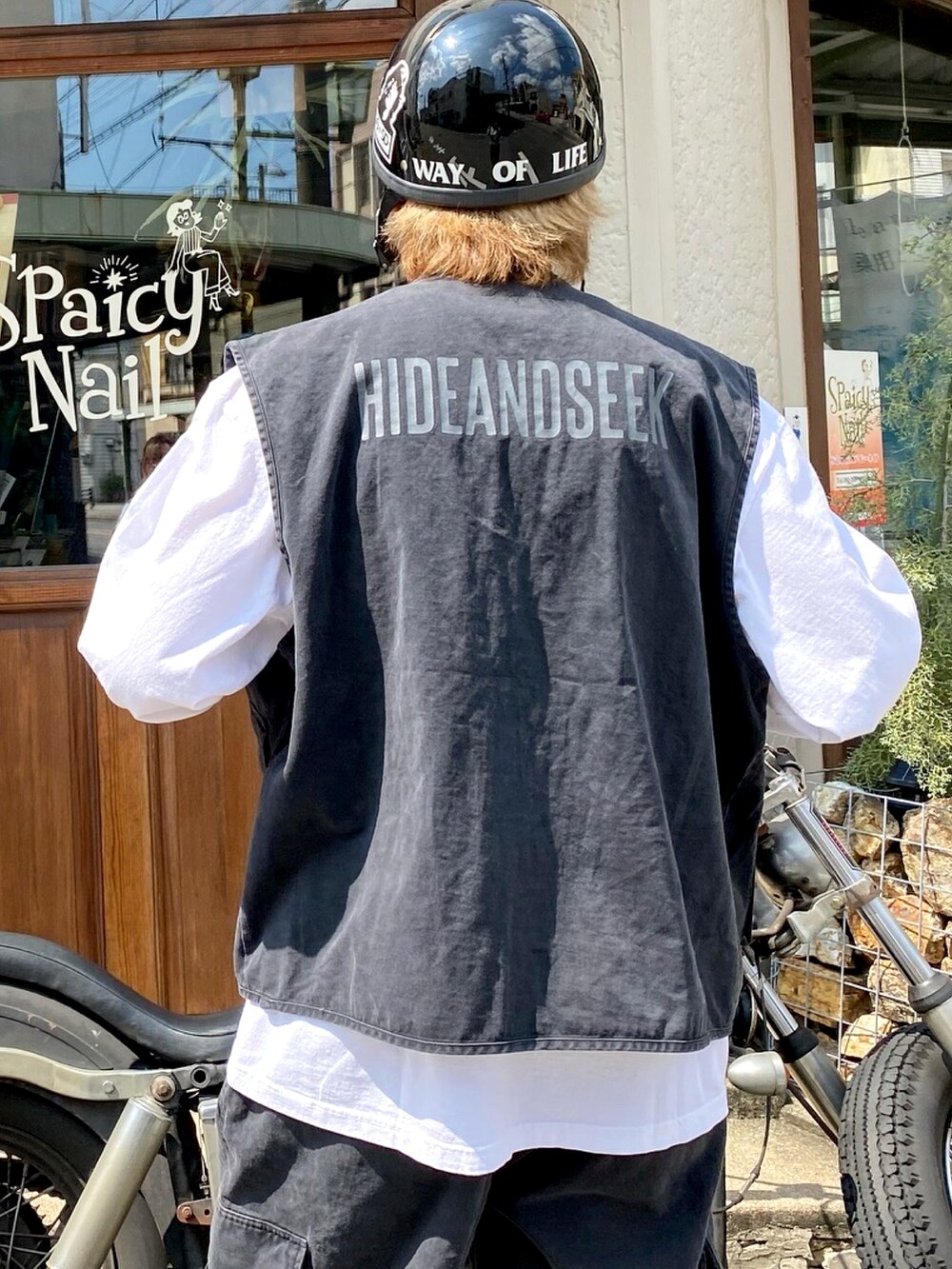 ブラック系のベストを着用したメンズの秋コーディネートの5枚目の写真