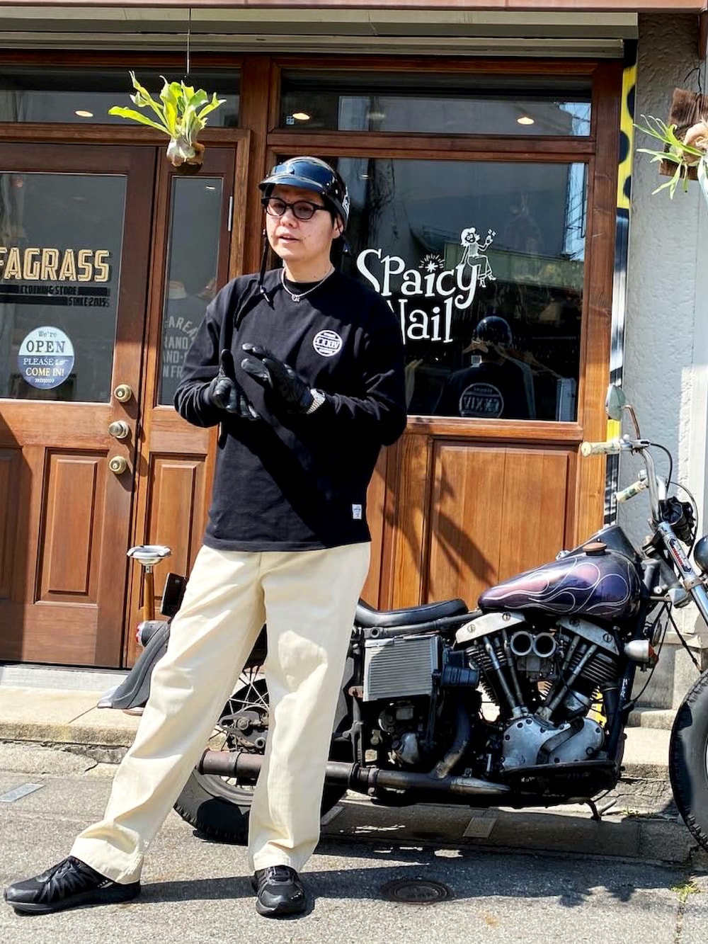 ブラック系のTシャツ/カットソーを着用したメンズの春コーディネートの4枚目の写真