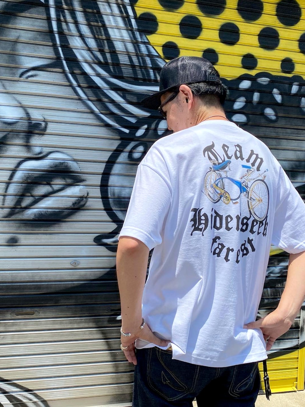 ホワイト系のTシャツ/カットソーを着用したメンズの夏コーディネートの2枚目の写真