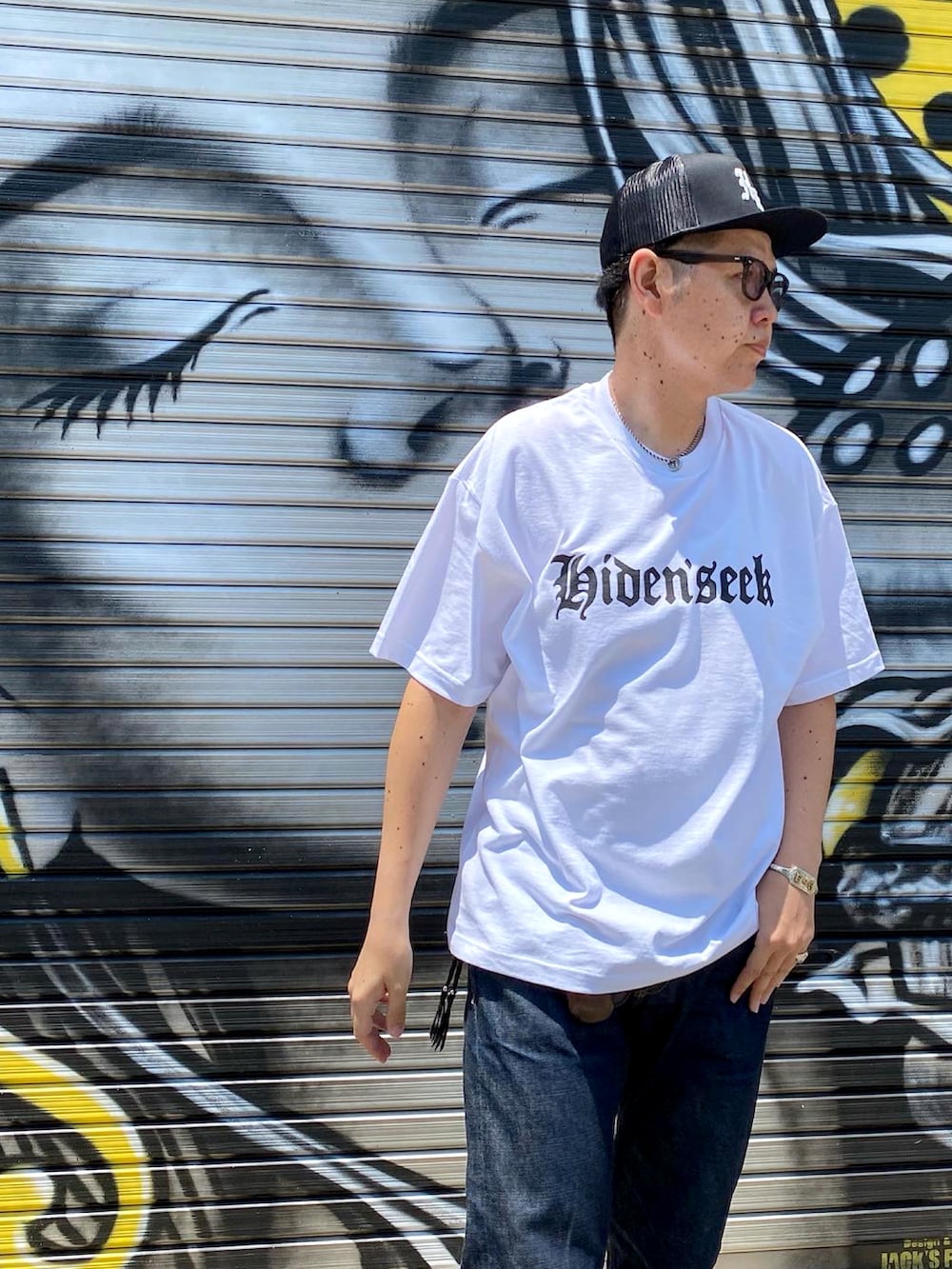 ホワイト系のTシャツ/カットソーを着用したメンズの夏コーディネートの3枚目の写真