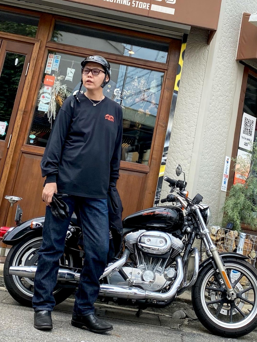 ブラック系のTシャツ/カットソーを着用したメンズの秋コーディネートの3枚目の写真