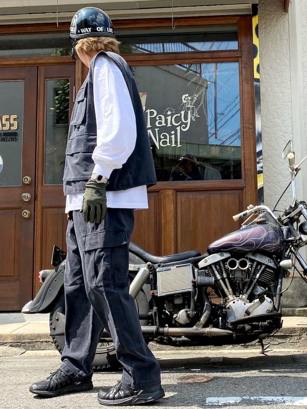 ブラック系のベストを着用したメンズの秋コーディネートの3枚目の写真