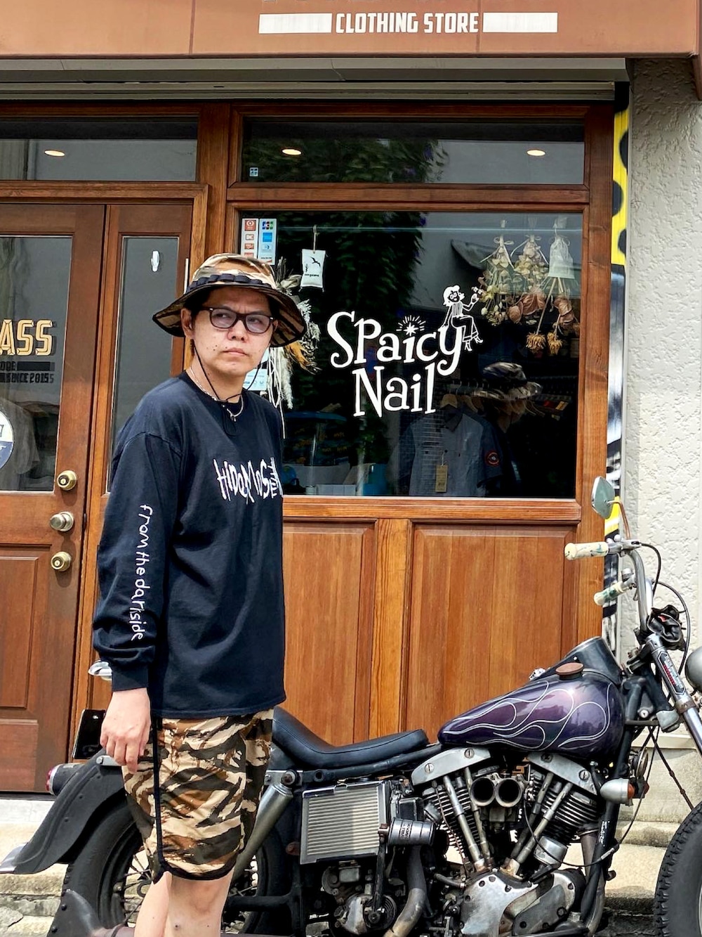 ブラック系のTシャツ/カットソー、その他のパンツを着用したメンズの夏コーディネートの2枚目の写真