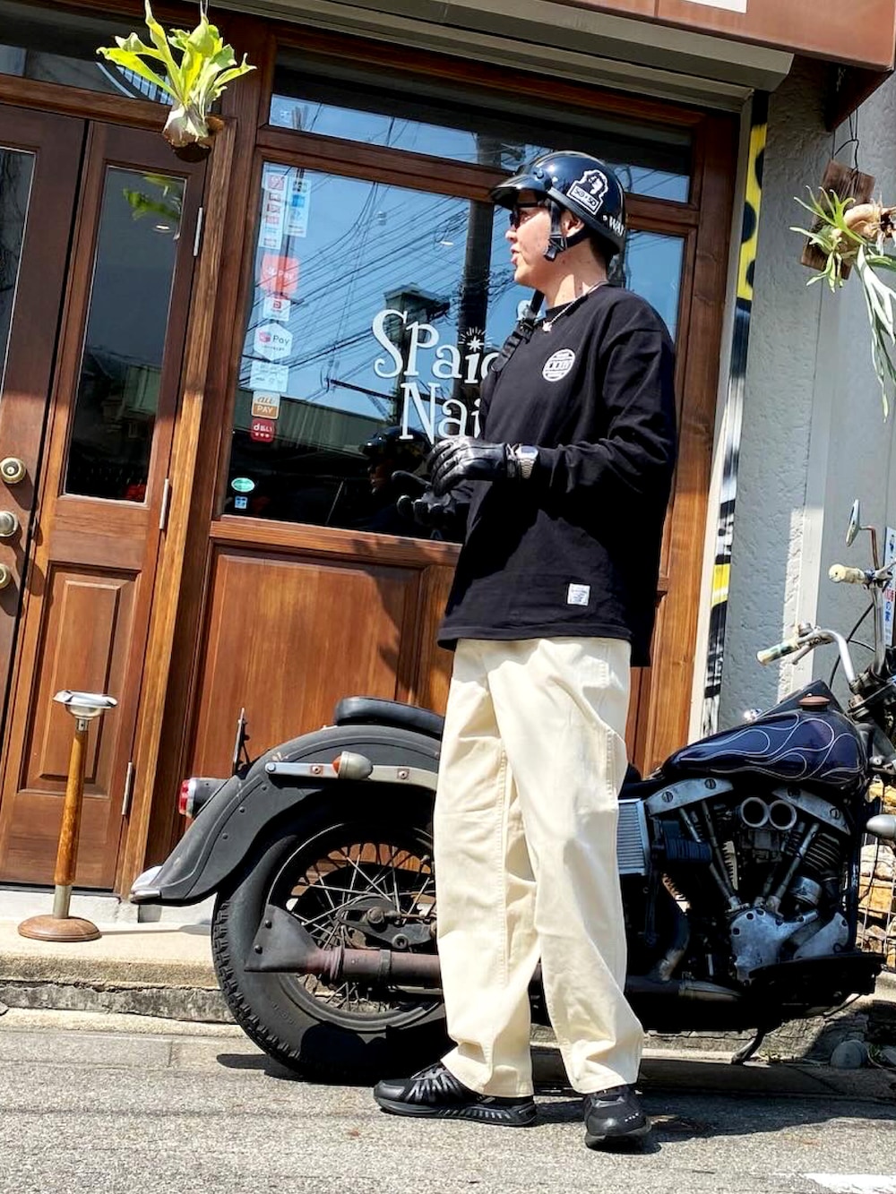 ブラック系のTシャツ/カットソーを着用したメンズの春コーディネートの3枚目の写真