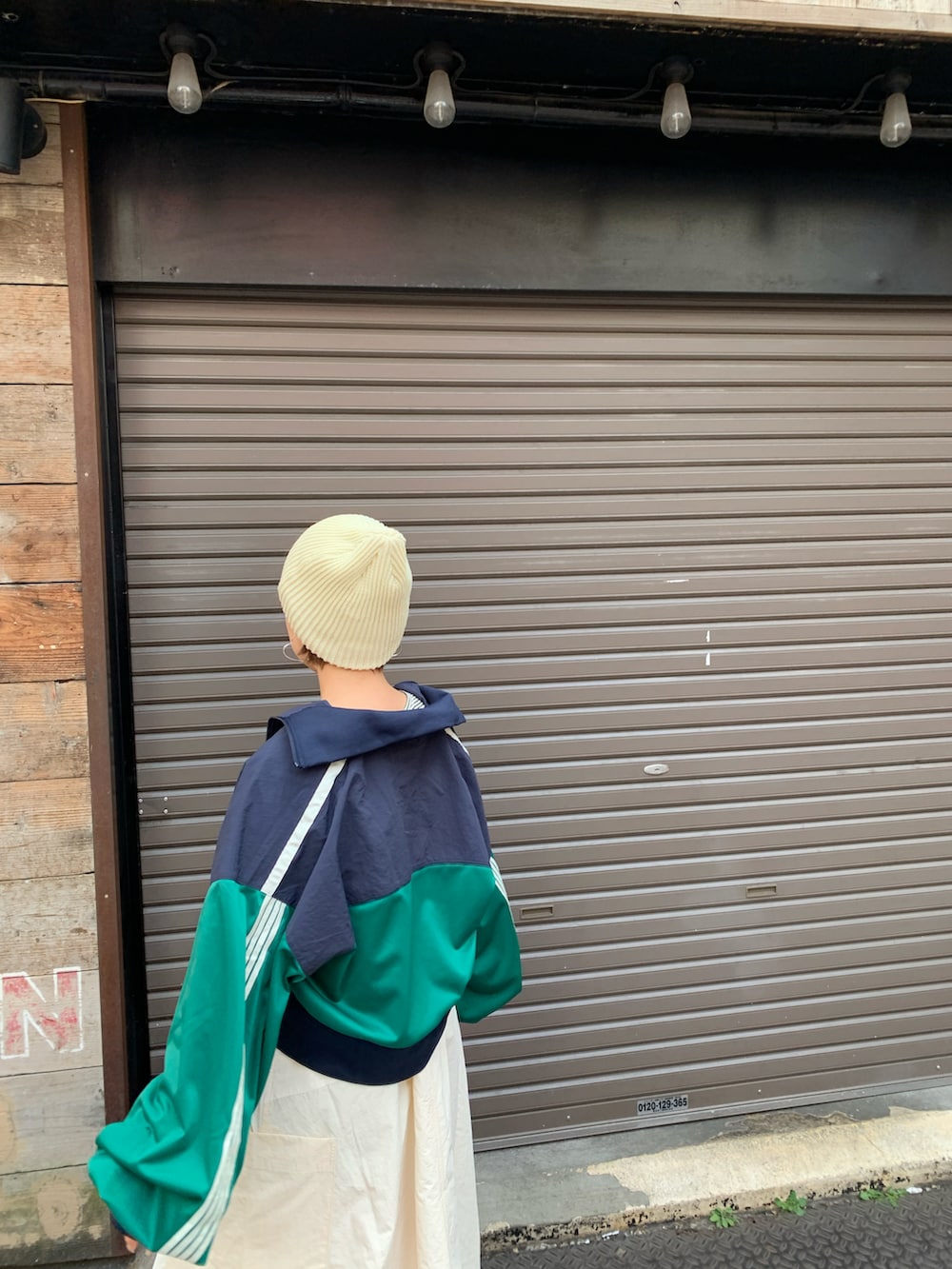「春のおしゃ見えテクニック、今日のコーデ、大人カジュアル、お出かけコーデ、休日コーデ、春服、カジュアルコーデ、トレンド、古着MIX、ライトアウター、着回しコーデ、ワンピース、ビーニー、30代コーデ、春服みてみて」｜「etsintaの【etsinta／エシンタ】リメイクフィッシングジャンスカ（スカート、ホワイト系）」を使った、ゆき☺︎さん（レディース・156cm）の春コーディネートの4枚目の写真