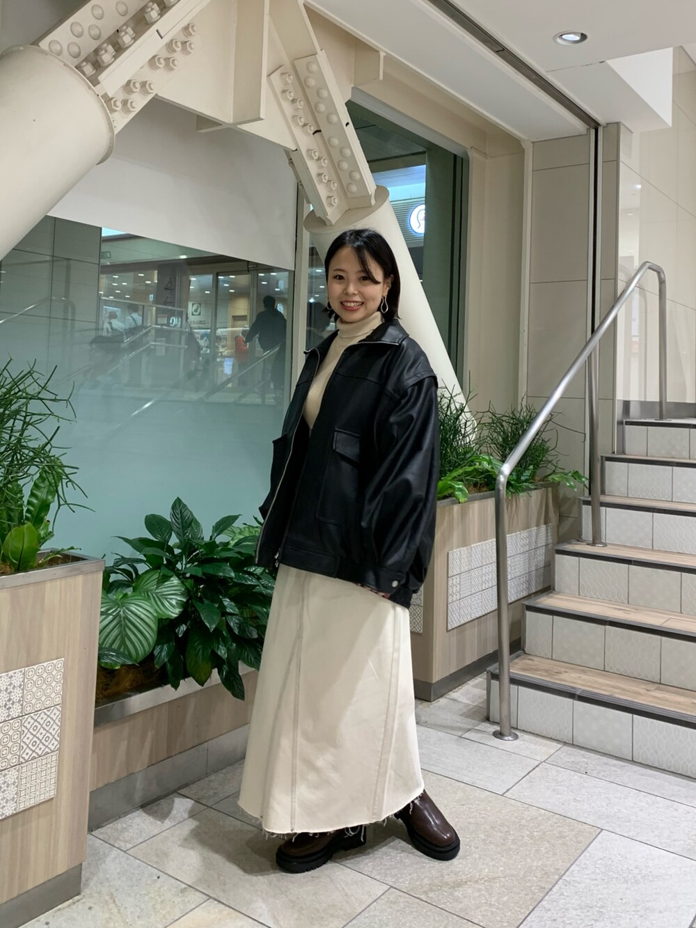 「秋コーデ、テーマパークコーデ、ハロウィン、お出かけコーデ、休日スタイル、大人ファッション、オトナ女子、outfit、レザー、スカート、ジャケット、冬コーデ、カジュアル、大人カジュアル、タートルネック」｜「CIAOPANIC TYPYの【新色追加】アンチピリング配色ステッチタートル（ニット/セーター、ホワイト系）」を使った、ゆき☺︎さん（レディース・156cm）の秋コーディネートの2枚目の写真