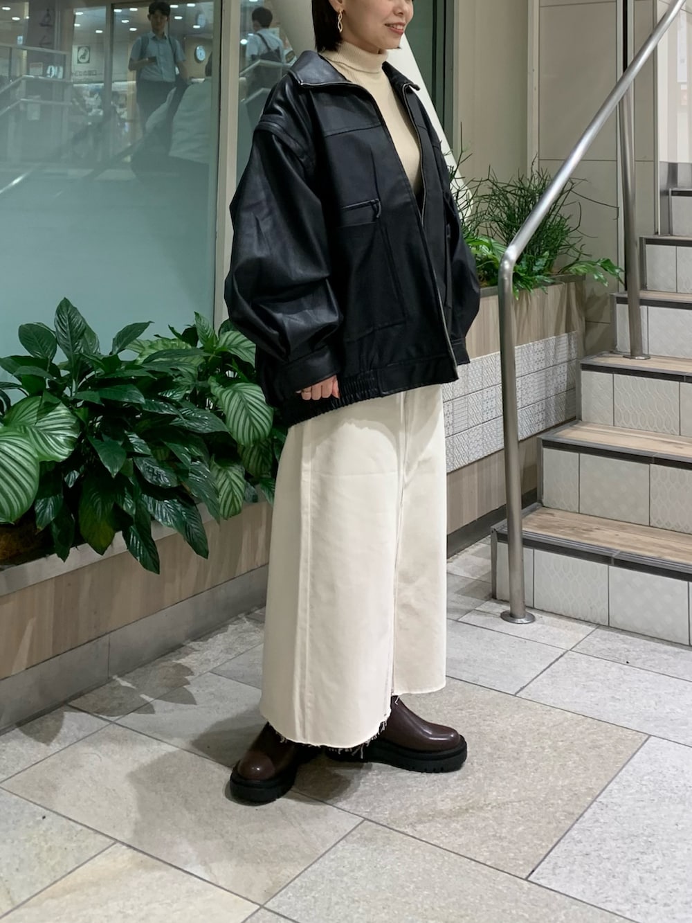「秋コーデ、テーマパークコーデ、ハロウィン、お出かけコーデ、休日スタイル、大人ファッション、オトナ女子、outfit、レザー、スカート、ジャケット、冬コーデ、カジュアル、大人カジュアル、タートルネック」｜「CIAOPANIC TYPYの【新色追加】アンチピリング配色ステッチタートル（ニット/セーター、ホワイト系）」を使った、ゆき☺︎さん（レディース・156cm）の秋コーディネートの3枚目の写真