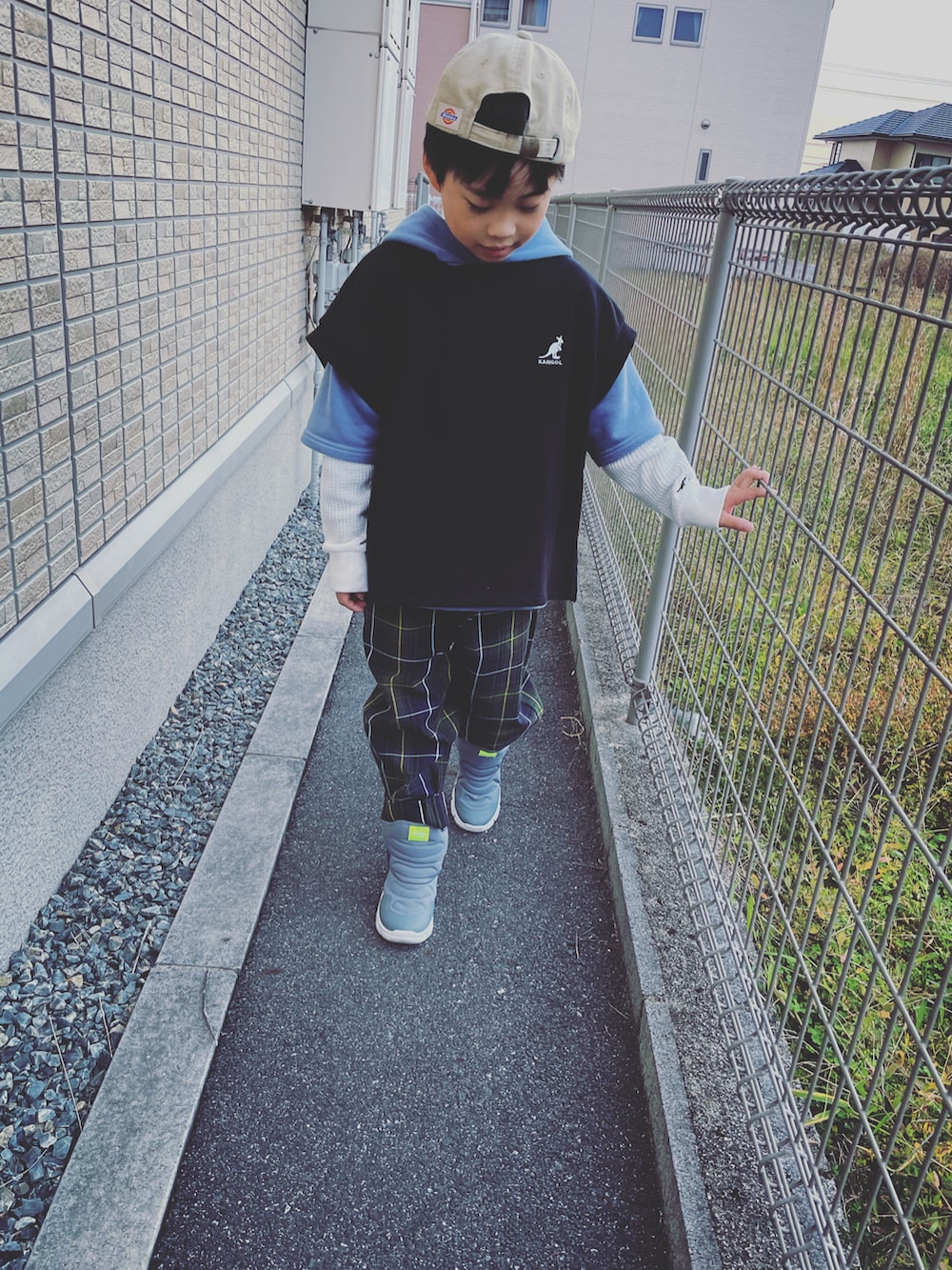 その他のチノパンツ、ブラック系のTシャツ/カットソー、ブルー系のTシャツ/カットソーを着用したキッズの秋コーディネートの3枚目の写真