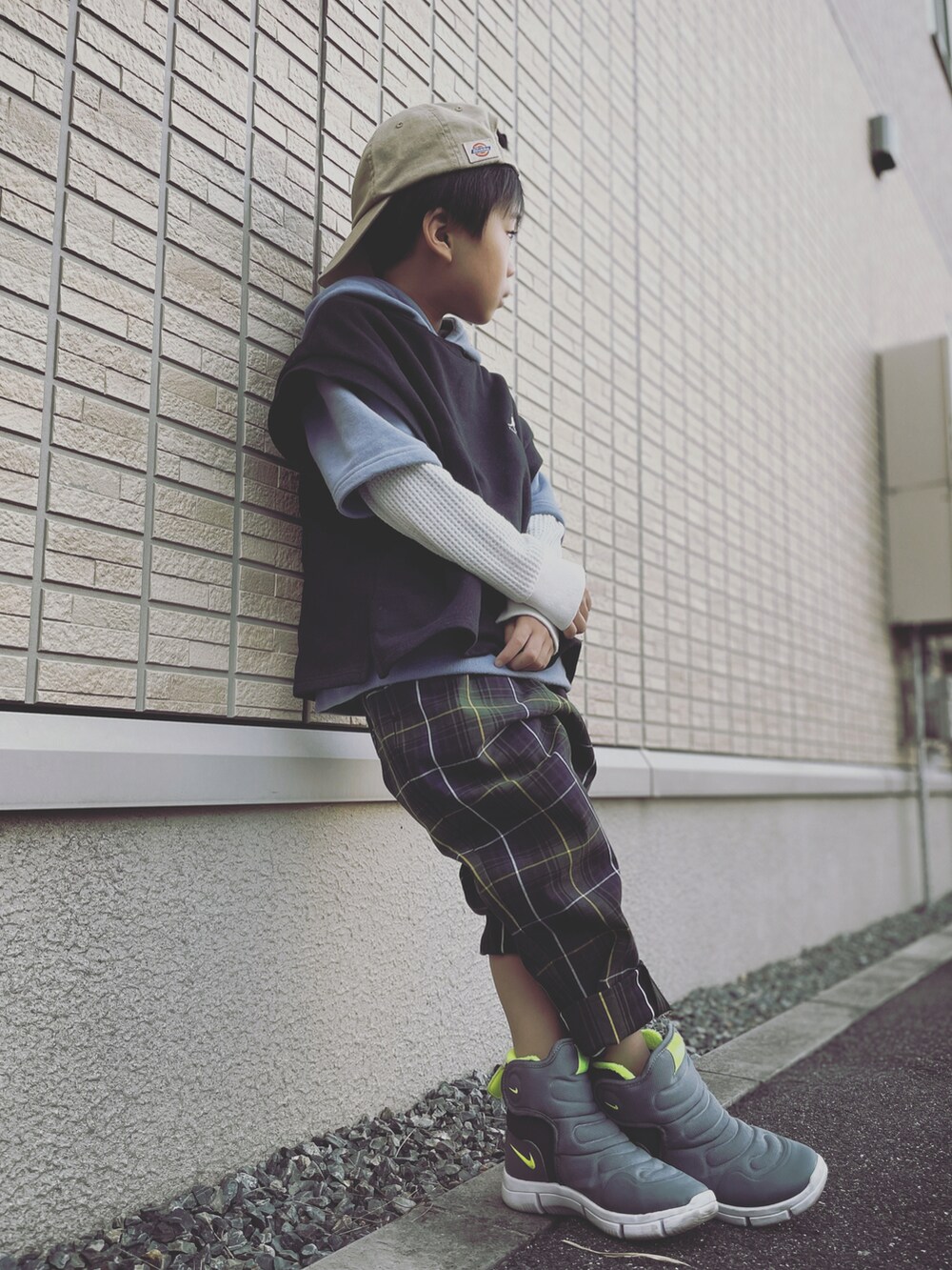 その他のチノパンツ、ブラック系のTシャツ/カットソー、ブルー系のTシャツ/カットソーを着用したキッズの秋コーディネートの2枚目の写真