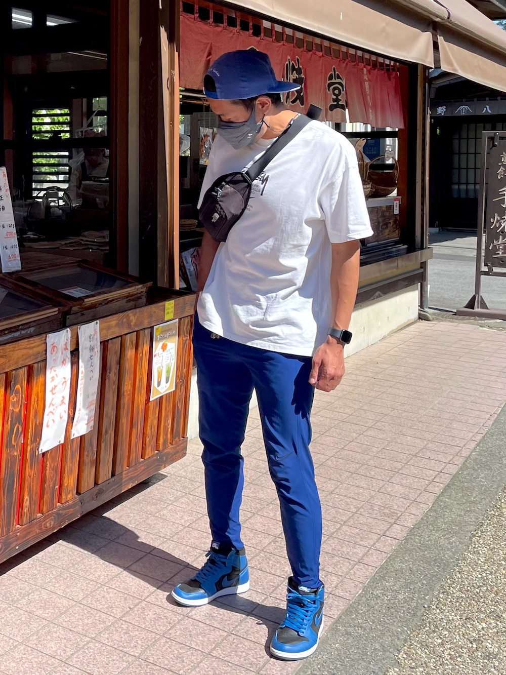 ホワイト系のTシャツ/カットソー、グレー系のTシャツ/カットソー、ブルー系のその他パンツを着用したメンズの春コーディネートの2枚目の写真