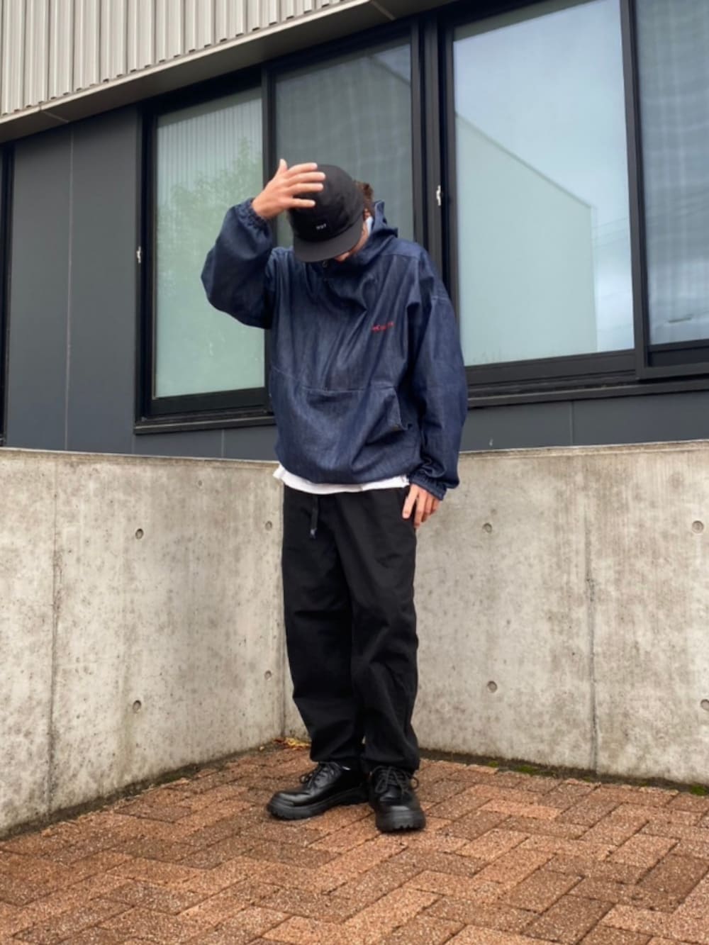 「メンズファッション、ストリート、キャップ、革靴、アウトドアスタイル、アウトドアミックス、ワイドパンツ、Columbia、HUF、ハーフジップ、冬のコーデ、大人カジュアル、フォローミー」｜「Columbiaのアイテム（ジャケット/アウター、ブルー系）」を使った、tamaさん（メンズ・170cm）の冬コーディネートの2枚目の写真