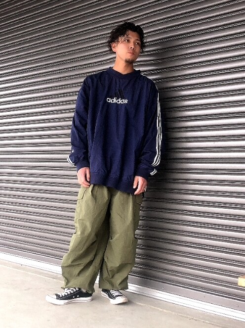「今日のコーデ、ワイドシルエット、ナイロンジャケット、春コーデ、ストリート、楽チンコーデ、adidas、コンバース、古着」｜「adidasのアイテム（ブルゾン、ブルー系）」を使った、tamaさん（メンズ・173cm）の春コーディネートの2枚目の写真